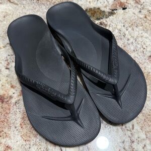 Men’s Archie’s Flip Flops in Black Size 8